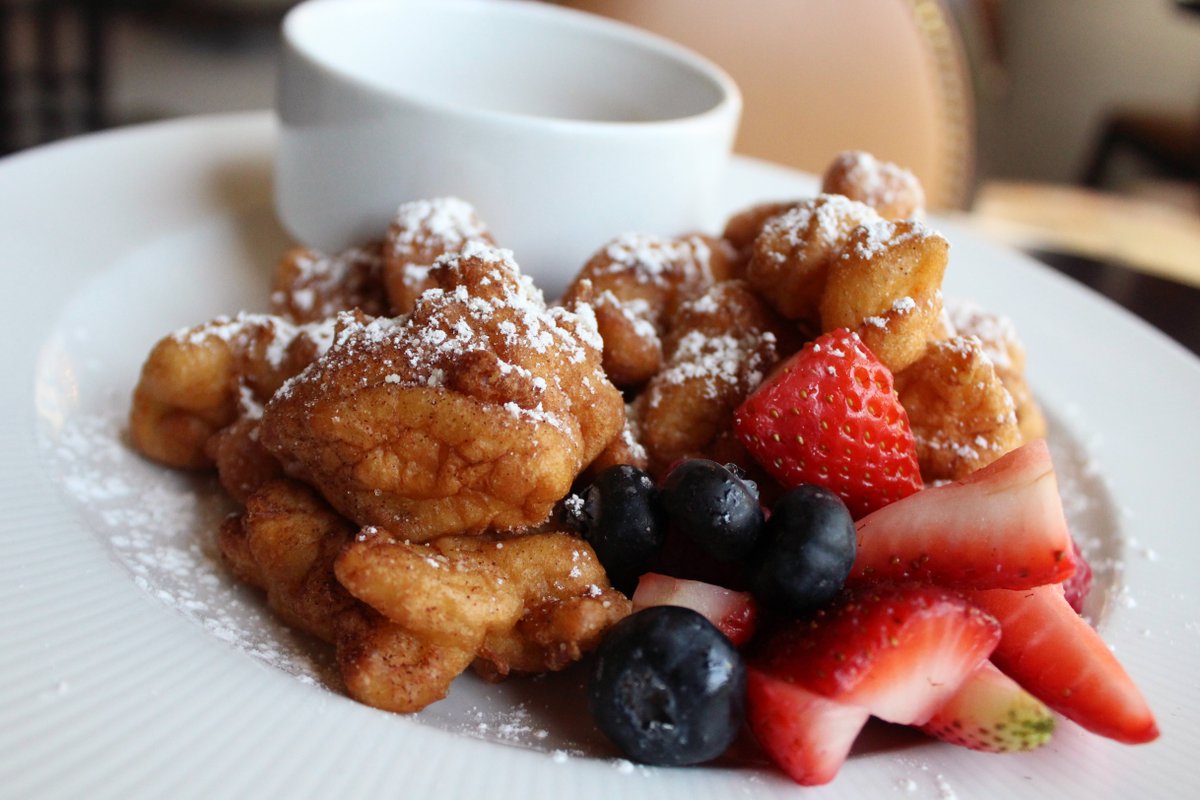 BubbaDSM's tweet photo. Blackened snapper and crab cake followed by cinnamon apple fritters. 😍#WeekendFeatures #SouthernComforts #BubbaDSM https://t.co/onru6jk6WL