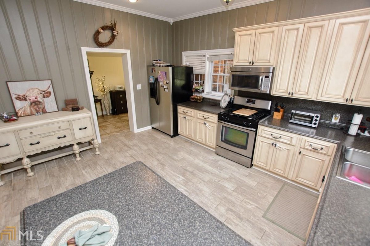 thewylieteam's tweet photo. 2895 Morgan Rd, Bremen, GA - Turn of the Century Southern Farmhouse completely renovated -on ACREAGE!! This 5 bedroom, 3 bath home will make you feel like you stepped back in time, yet with all of the modern conveniences! 
https://t.co/4zQLpA71eq https://t.co/5Ny90AIaI9
