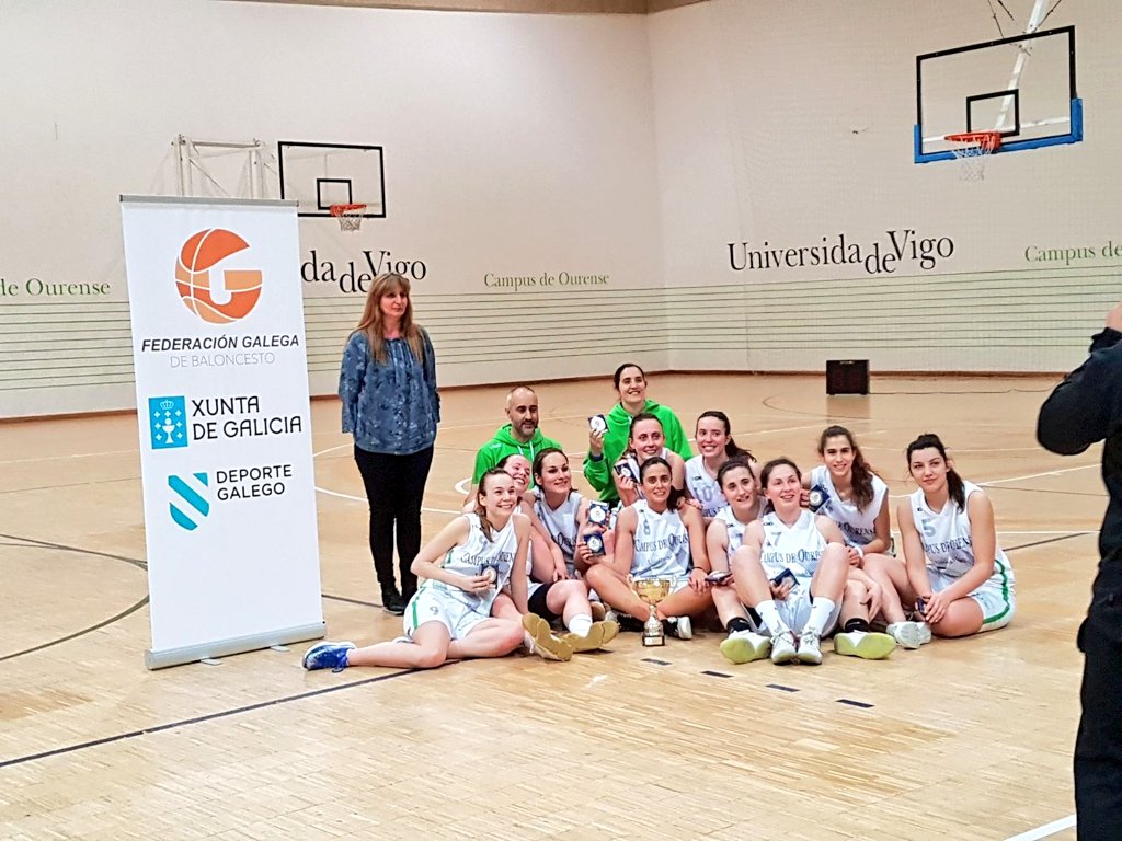 FGB_Baloncesto's tweet photo. Universitario Campus Ourense, subcampión 1° División Autonómica Feminina recollendo o seu trofeo este venres. Parabéns!! https://t.co/GqkKo4Fj1N