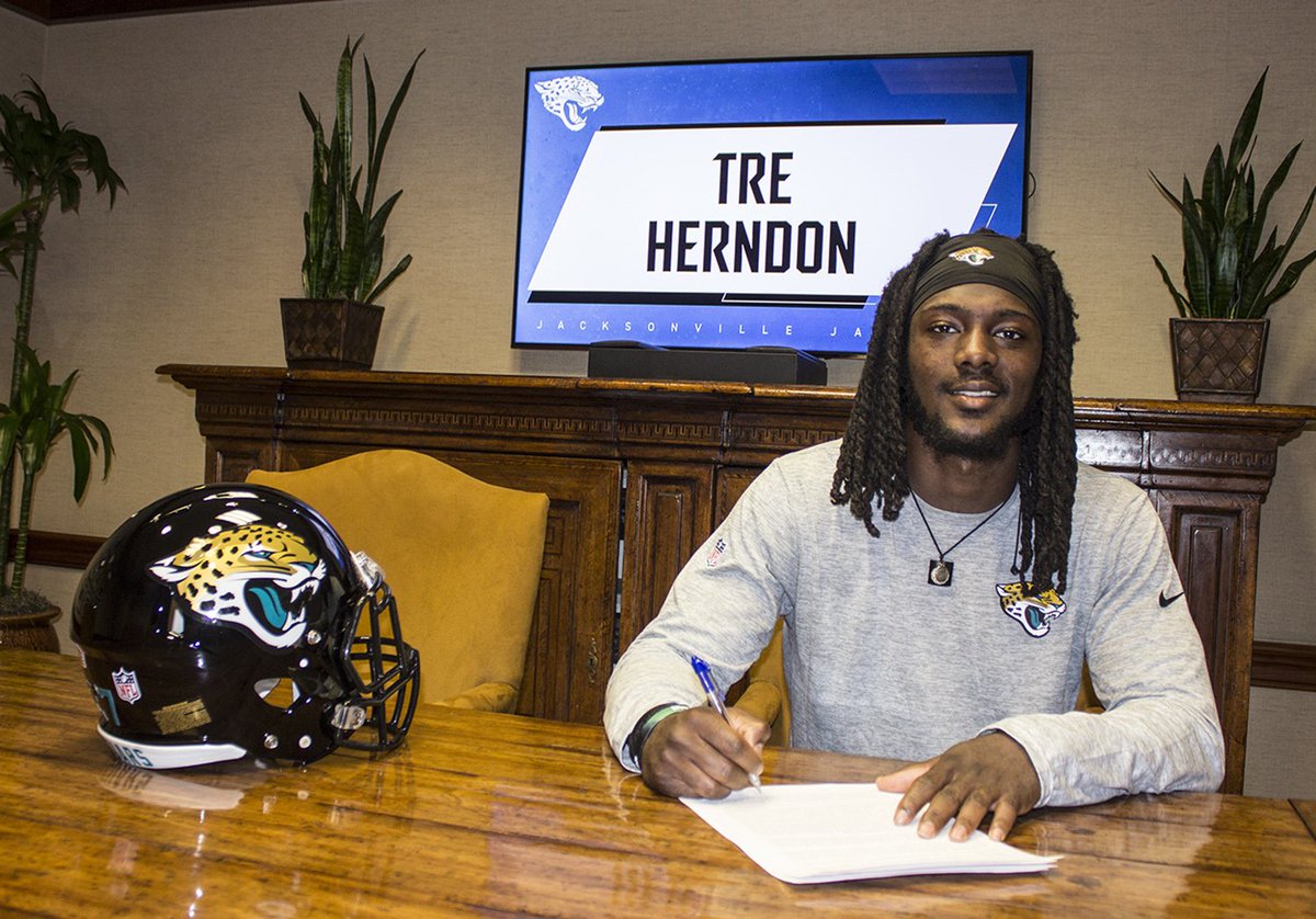 VandyFootball's tweet photo. Making it official - this Commodore is a Jacksonville Jaguar.
Happy for you Willie! 
#RTI #DUUUVAL https://t.co/836YskcMTs