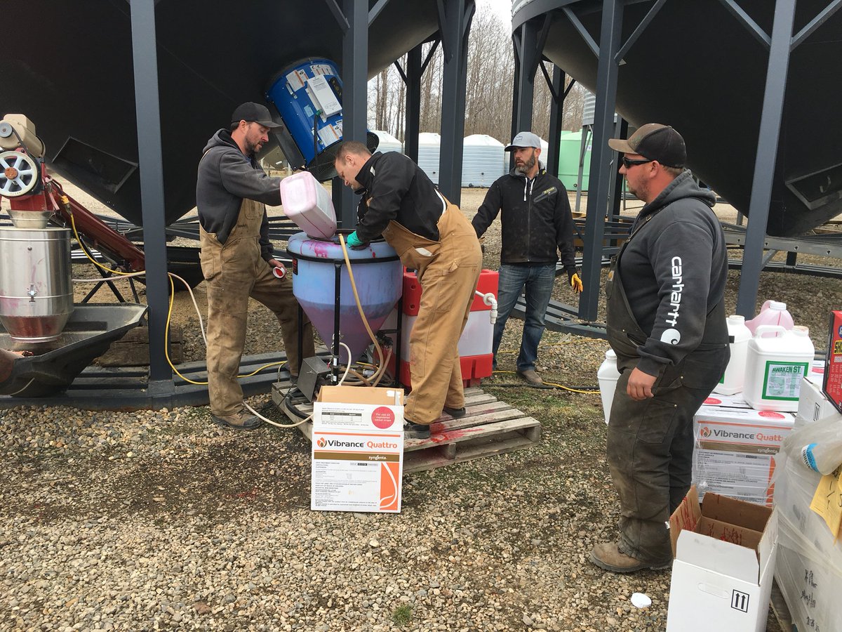 megs_reed23's tweet photo. Thank you to @NaicamViking17 and @JustinBouvier for your help setting up a G3 treater this morning with #VibranceQuattro with @rcrone1 in Spalding, Sk. #WestCdnAg #plant18 #SyngentaCanada #coverageiskey https://t.co/VegWzAaXVf