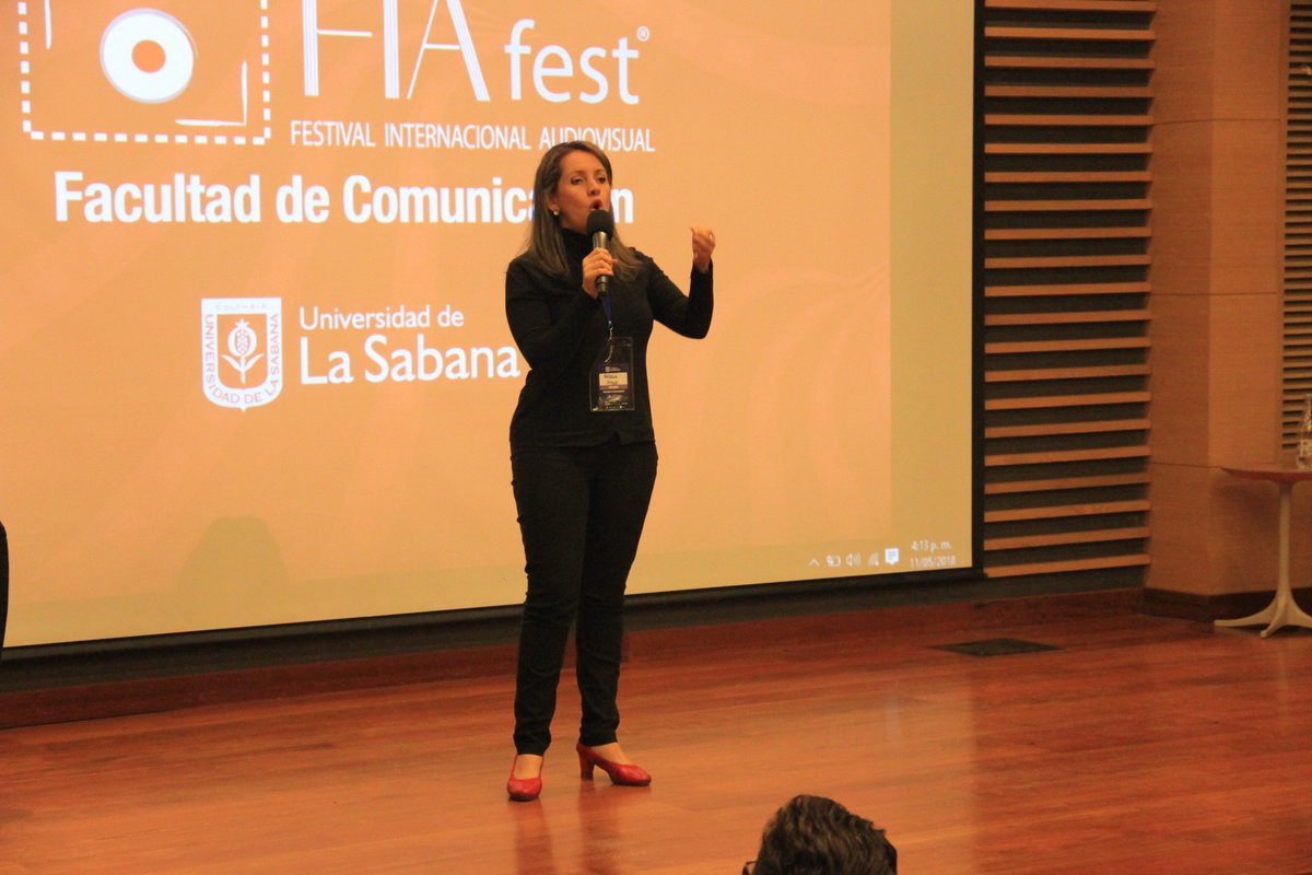 comsabana's tweet photo. "Cuando uno hace una película sobre violencia no es porque esté de acuerdo con ella, sino porque tiene una firme convicción de que la palabra, la discusión, puede ser su solución": Natalia Orozco, galardonada periodista en #FIAfest2018 https://t.co/wvODGZk5Bq