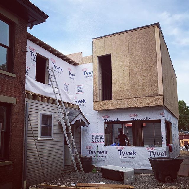 modearc's tweet photo. Intersection. New meets old. #architectshouse #asseenincolumbus #intersection #modernbox #housemullet https://t.co/7MLQZj4onX https://t.co/l1irQCxNhP