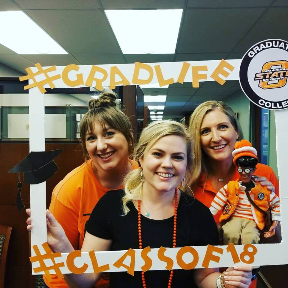 okstategc's tweet photo. Congratulations to the #ClassOf18🎓 Look for the #SelfieStations tonight at #Commencement. Don't forget to hashtag #GradLife and tag the Graduate College! 👨‍🎓👩‍🎓 https://t.co/MZaZguzkLN