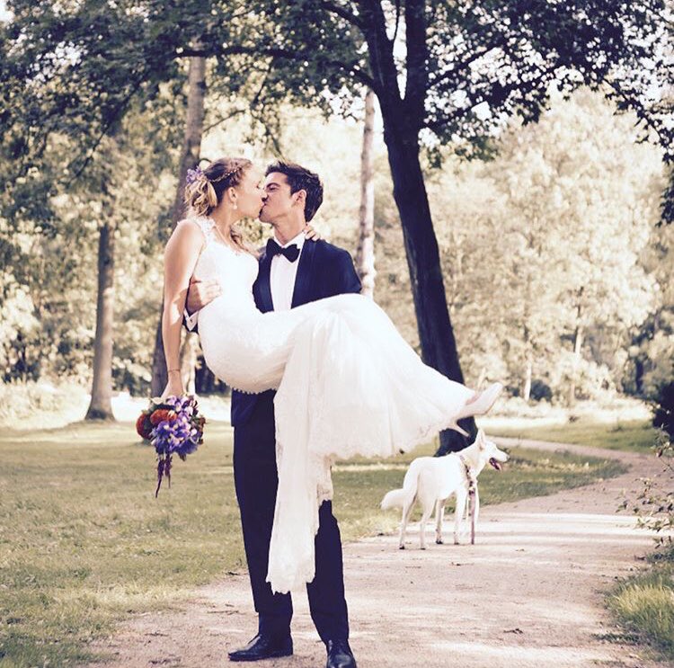 rrunge_pd's tweet photo. Irgendwie machen mich diese Bilder ja schon zu einem glücklicheren Menschen. Ich meine es ist halt fast ein Jahr her und ich bin immer noch so geflasht von diesen Bildern und der Hochzeit! 😍🙏🏼❤️
Credits: Joy Beck
#philippdanne #teamdanne #philria https://t.co/HKTluuMtJv