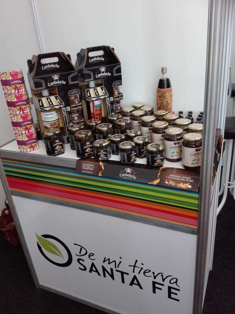 ProduccionSF's tweet photo. #SantaFeExpone 🥫🧀|| Desde hoy y hasta el domingo el @GobSantaFe está presente en #FESPAL 2018. Promocionados por @ProduccionSF, 15 emprendimientos santafesinos exhiben su producción ante un gran marco de visitantes
Los detalles ⤵
https://t.co/KWOqAb0q3S https://t.co/ph4X5gAVg8
