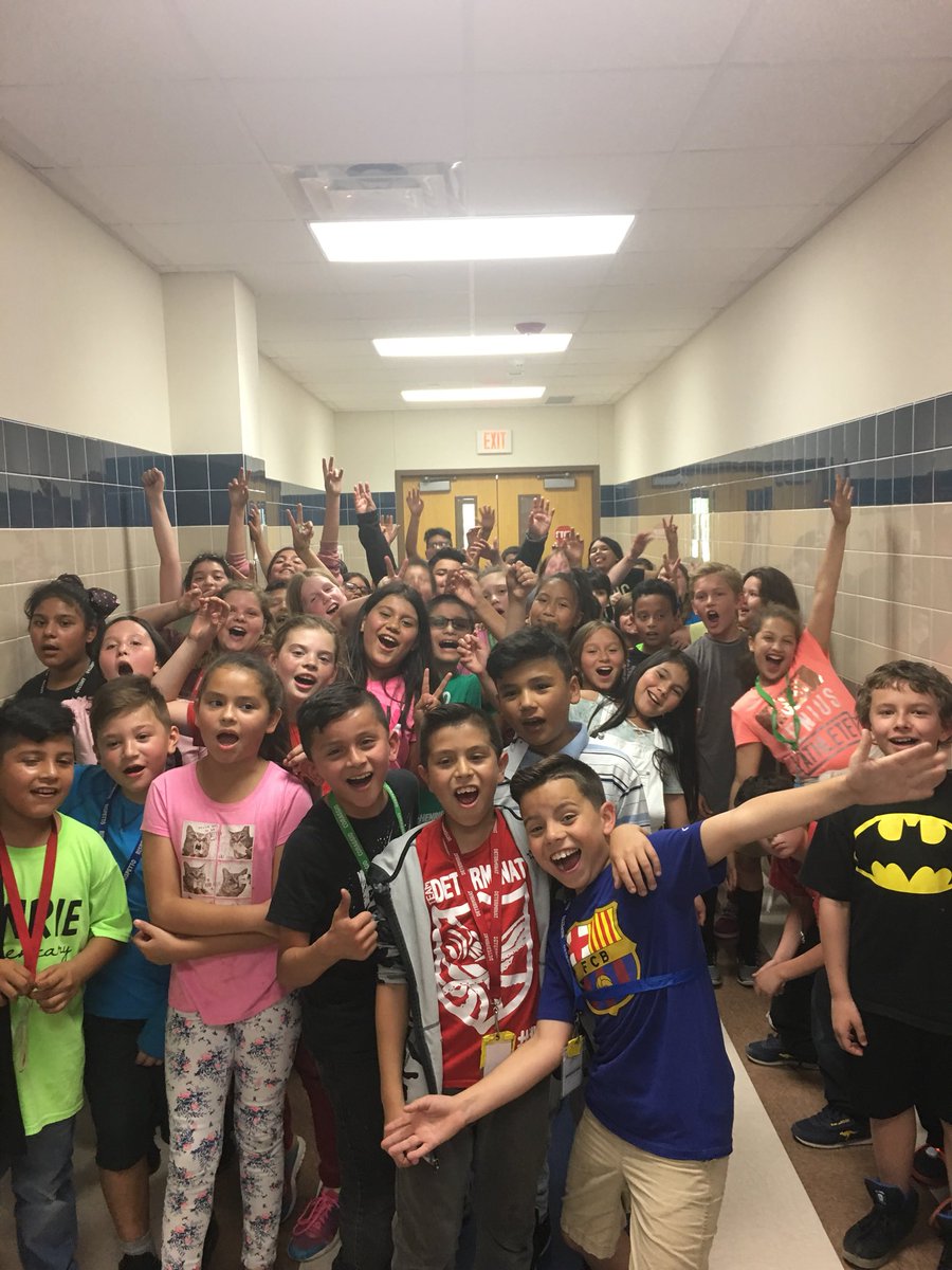 tuckertotsin106's tweet image. These llamas are ready for STAAR on Monday! 😁👍❤️#llamasdoingwork #henriehawks