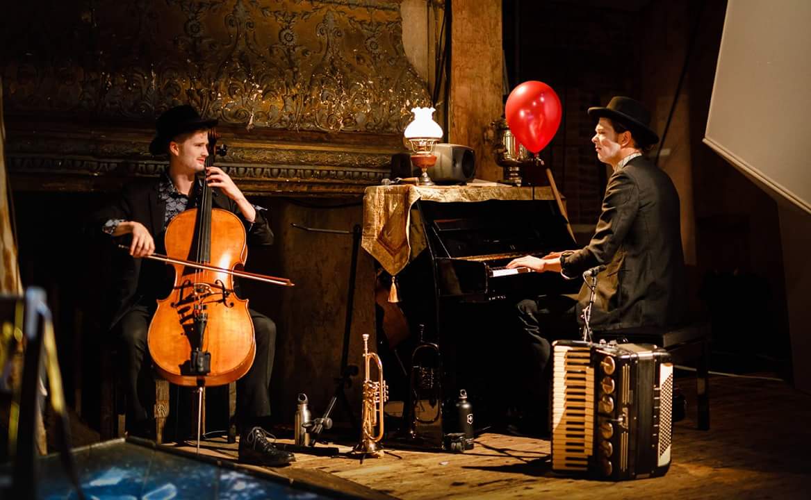 Deborah_Deborah's tweet photo. Thank you, @WeAreKneehigh, for giving me so many more opportunities to see this stunning show. I really thought Bristol last year was my only chance! I've loved my constant gallivanting across the country to see it each week. โค๏ธ๐๏ธ๐ #FlyingLoversofVitebsk https://t.co/4y1FWWc7y9
