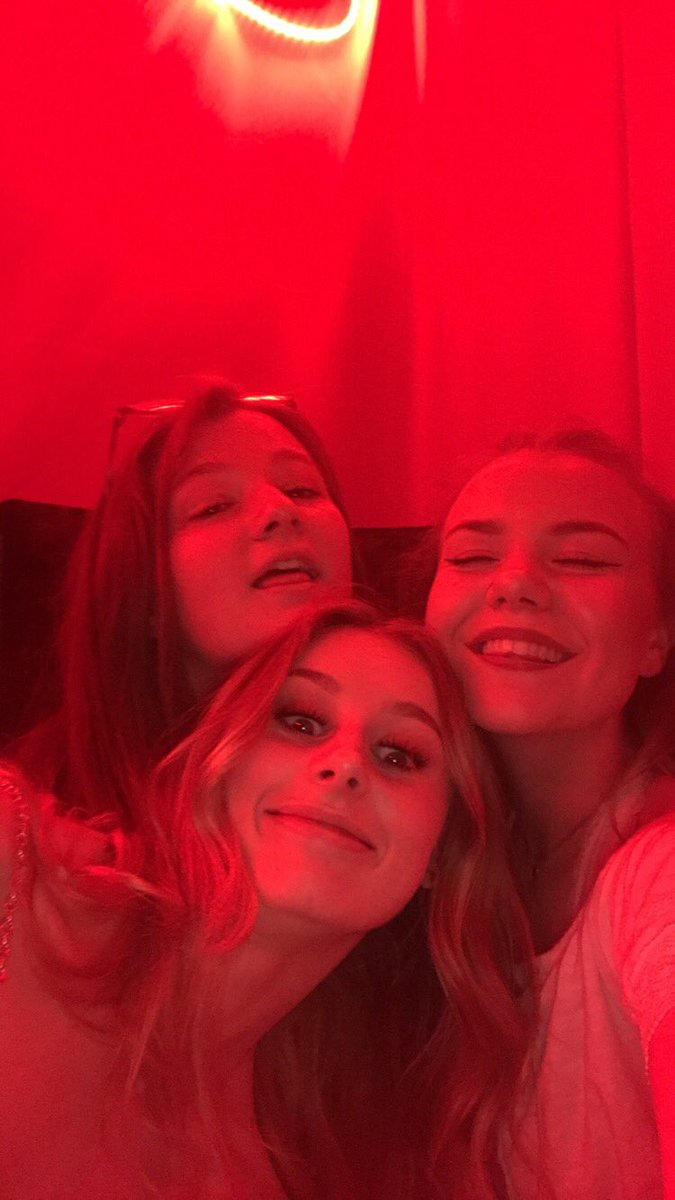 br00ksterr's tweet photo. Best photo ever xxxx @amberjbentley @JadeHallas https://t.co/6QTOAHObX8