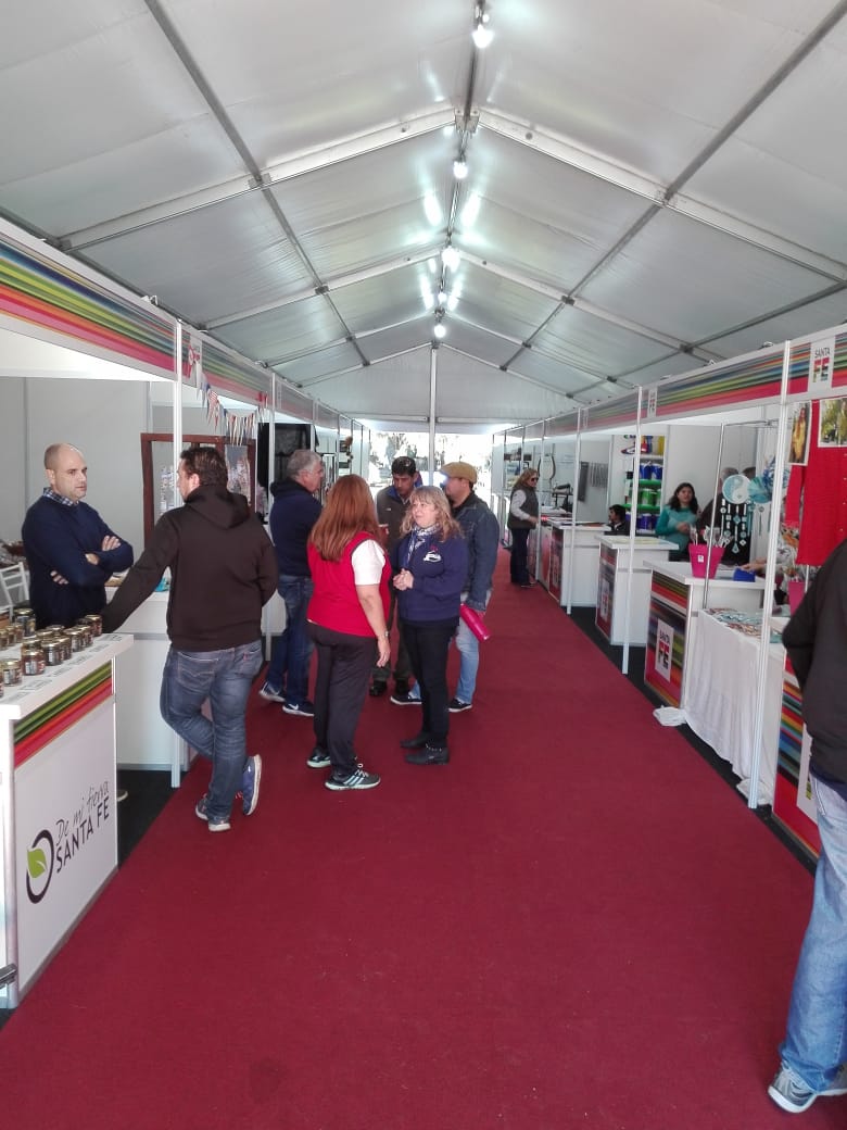 ProduccionSF's tweet photo. #SantaFeExpone 🥫🧀|| Desde hoy y hasta el domingo el @GobSantaFe está presente en #FESPAL 2018. Promocionados por @ProduccionSF, 15 emprendimientos santafesinos exhiben su producción ante un gran marco de visitantes
Los detalles ⤵
https://t.co/KWOqAb0q3S https://t.co/ph4X5gAVg8