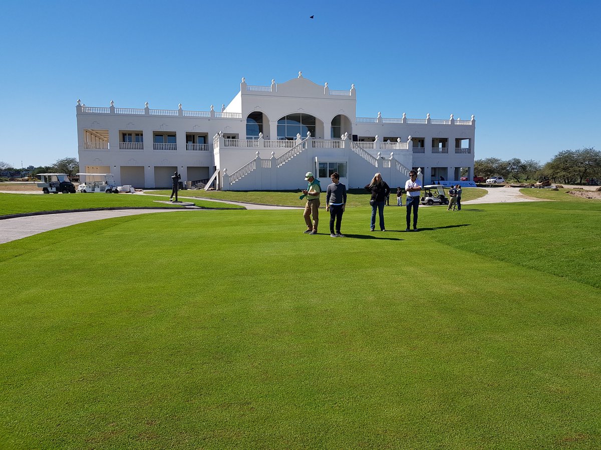 Hoy mantuvimos una importante reunión con el director de la futura cancha de golf de Termas de Río Hondo, Juan Pereyra y los productores del primer torneo que se disputará el 2 y 3 de junio, tras la inauguración del 1°.
Acompañó el director del Museo del Automóvil, Raúl Cano.