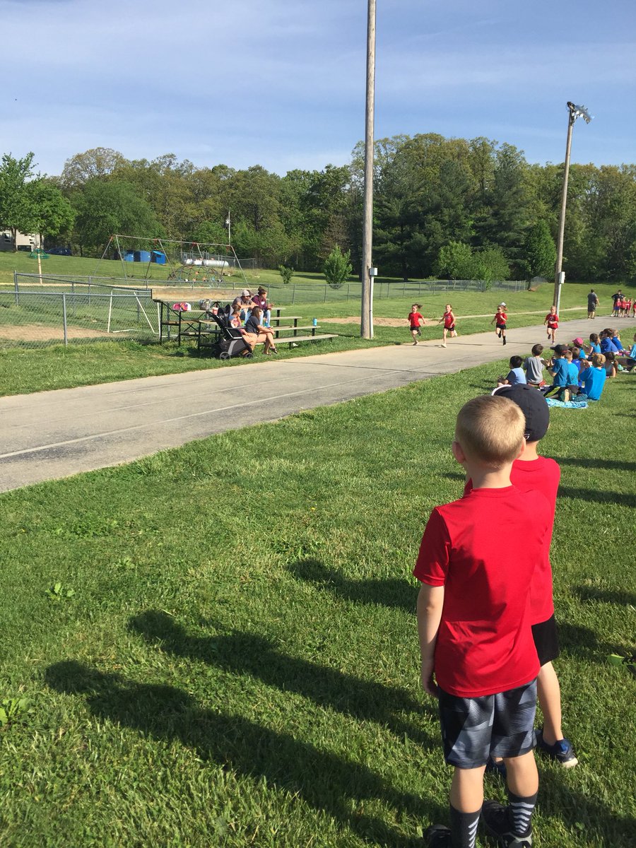 LaurenPerrymanK's tweet photo. My Kindergartners were very supportive of their friends running and loved cheering them on! Then they were ready to cool off with some popsicles. #liltrojans #proudteacher https://t.co/tnIFQL6p29