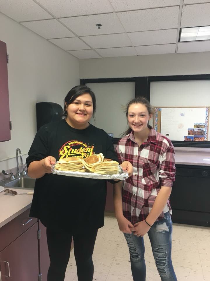 Mibstudco's tweet photo. MIB Student Council cooked a delicious breakfast 🥞🍳🥓 in addition to a week full of kindness &amp; goodies for teacher appreciation week! https://t.co/YL7FLlS8uh