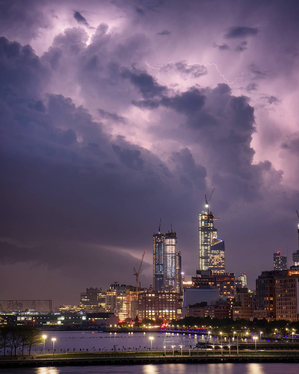 maximusupinNYc's tweet photo. Last nights lightning illuminating the skies on the West Side #NYC https://t.co/kqlnMZ5Ave