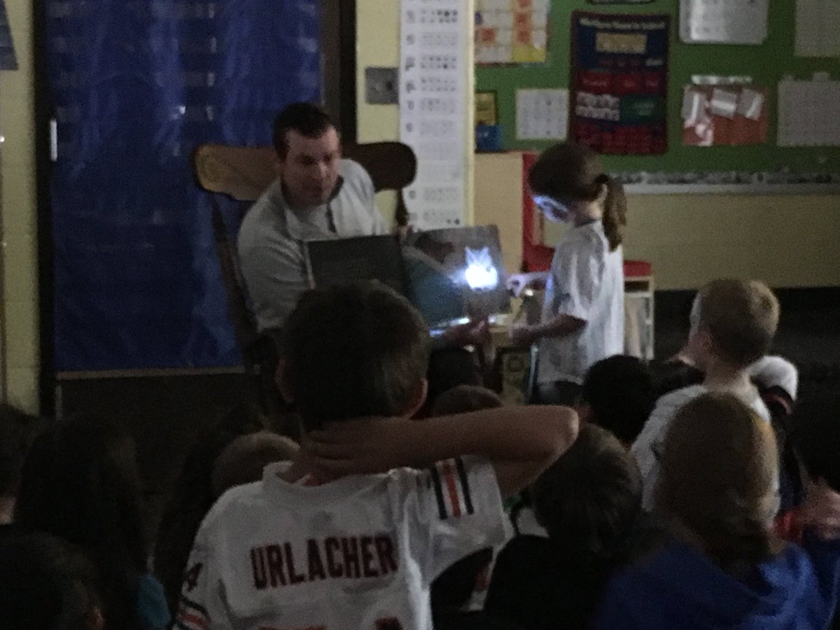ESKindergarten's tweet photo. How exciting - 2 mystery readers in one day!! We were full of excitement reading in the dark! #elsierra58 #dg58learns https://t.co/aWEkebrjOk