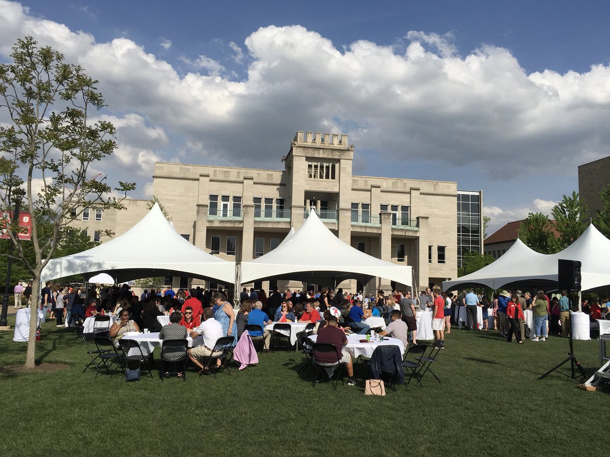 bradleyalumni's tweet photo. Celebrating our #BradleyU2018 graduates on the Alumni Quad with their families, faculty and staff. #GraduationReception https://t.co/w2j4Pc3VMo