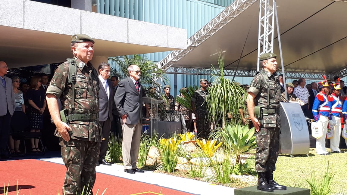 Gen_VillasBoas's tweet photo. Presidi a passagem de comando do CMP, do Gen Pereira Gomes para o Gen Negraes. Na cerimônia, valores e tradições afloraram do cadinho que molda o futuro. Nesta caminhada, o olhar sempre à frente e direcionado a um Brasil próspero, equilibrado socialmente e estável politicamente. https://t.co/85dCmUOiaT