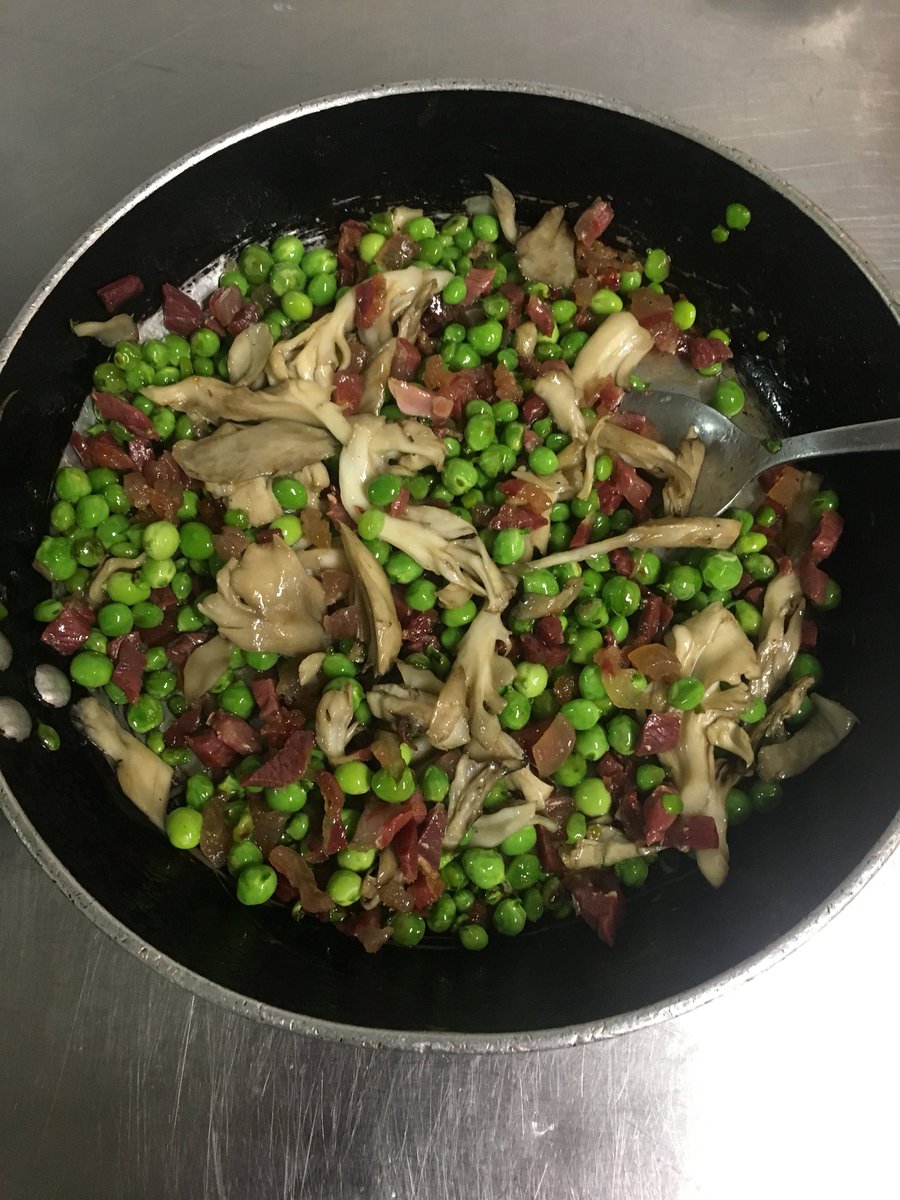 Increibles pèsols del maresme sktejata amb pernil i unes increibles gírgoles de castanyer de Bolet Ben Fet <a href="/BoletBenFet/">Bolet Ben Fet</a>