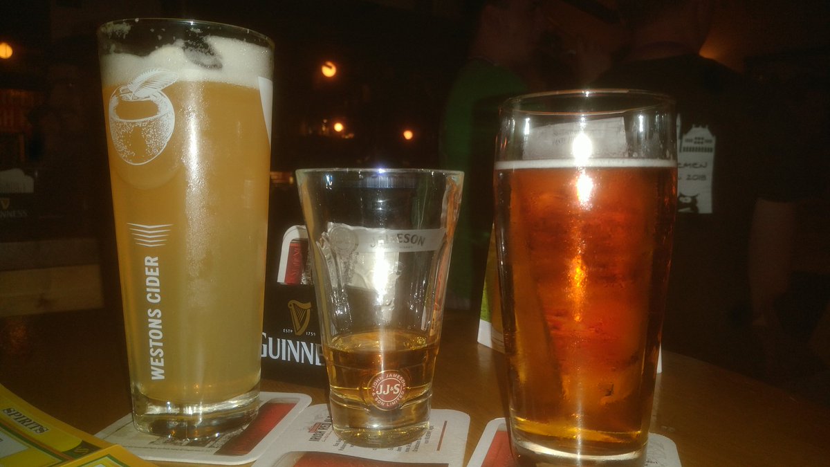 BoonsRuhe's tweet photo. Nach dem Pub *hinter* der Kirche geht es weiter ins Hegarty's. 
Die Lügenpresse trinkt mit. #kif460 #kneipe460 https://t.co/rSbhW9c0aj