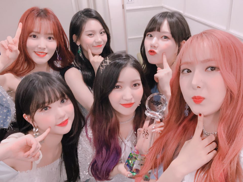 GFriendTR's tweet photo. 180511 G-Friend Twitter güncellemesi.🎉💜

"Kkya 💕 #Buddy sayesinde bugün de 1'inciyiz.🎖 #MusicBank #TFTMN4thWin'e kadar herkes bizimle olduğu için başardık! Anlıyorsunuz, dimi? Daima birlikte olalım 👍🏻" https://t.co/n6yBhkD5Kp