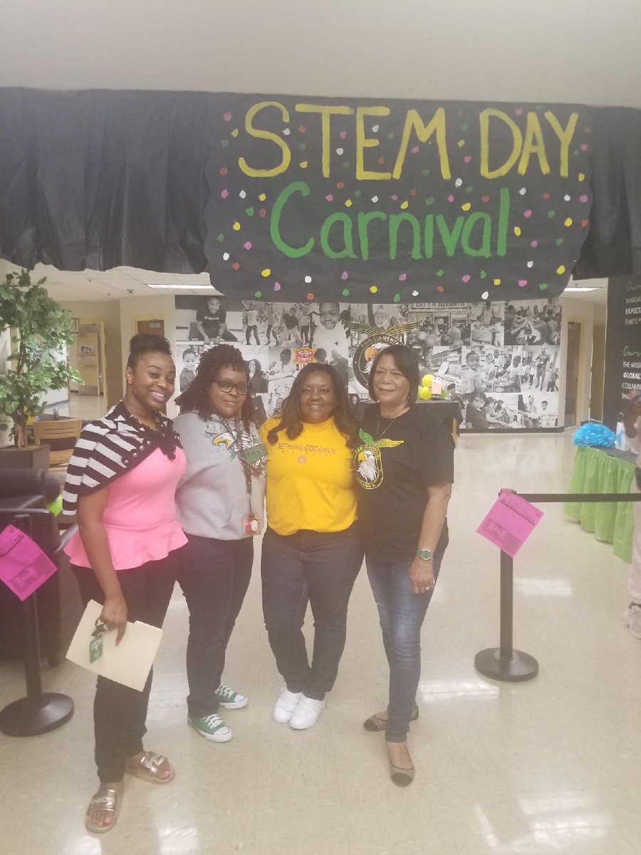 DioneDSimon's tweet photo. Our STEM specialist had a great time at Fain's STEM Carnival! #togetherweSTEM #YesFain #YesTowns @APSFain @apsupdate @DrEmilyAMassey @beingmrmoore @APSScienceRules https://t.co/0wcnr4MIh6