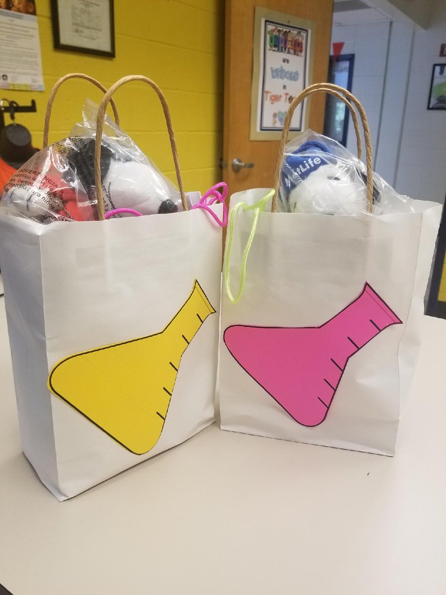 DioneDSimon's tweet photo. Our STEM specialist had a great time at Fain's STEM Carnival! #togetherweSTEM #YesFain #YesTowns @APSFain @apsupdate @DrEmilyAMassey @beingmrmoore @APSScienceRules https://t.co/0wcnr4MIh6