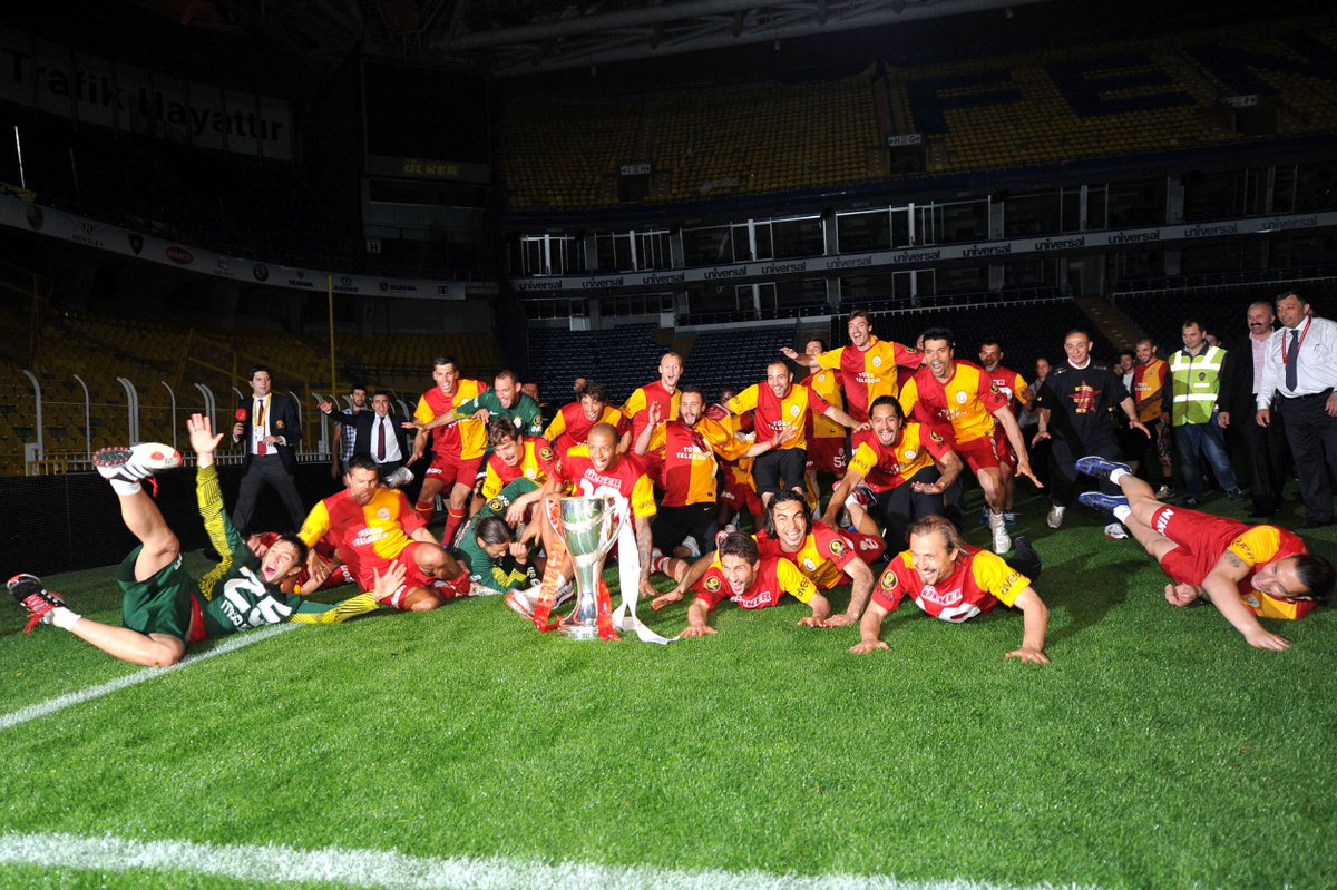 Haber1905Sports's tweet photo. 📆Tarihte bugün (2012)
🏆 Galatasaray, ezeli rakibi Fenerbahçe'nin sahasında şampiyon oldu ve şampiyonluk kupasını rakibinin sahasında kaldırarak inanılmaz bir başarıya imza attı. #12Mayıs2012 https://t.co/GoBXv7iKjo