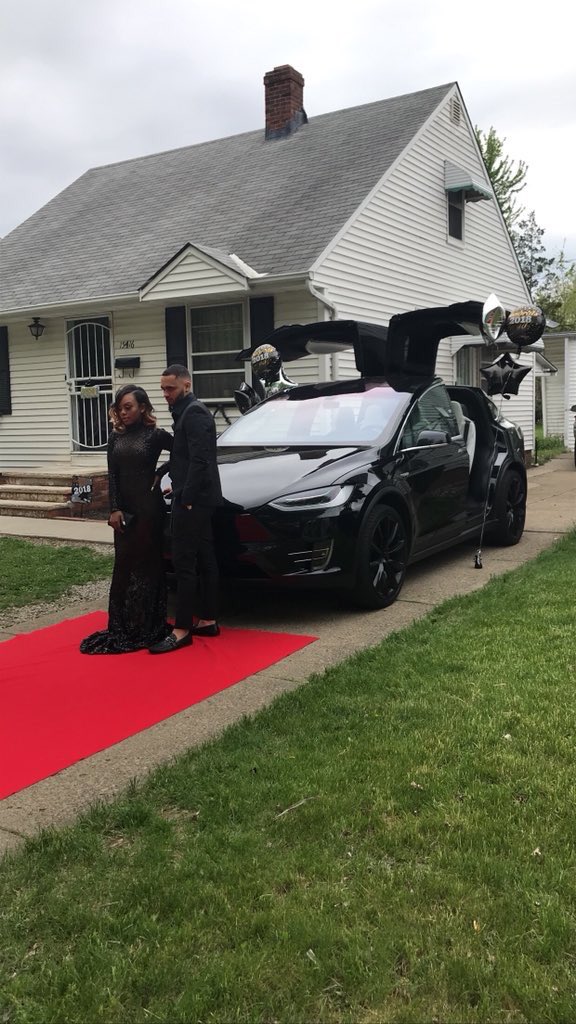 ImCashBtw1's tweet photo. My niece did that #MapleHighSchool 💁🏽♀️ #NotEvenHerProm https://t.co/UFy78omg6Z