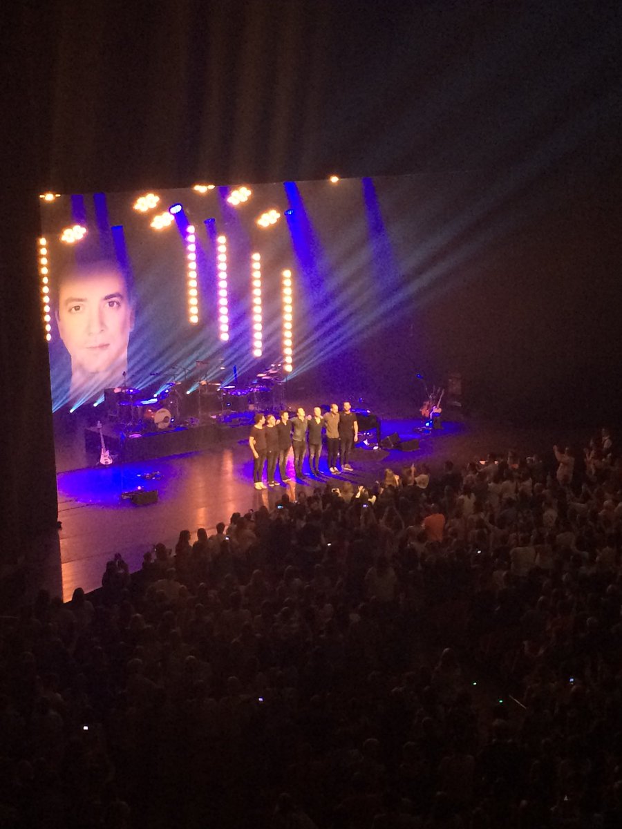 LizzKiiss's tweet photo. Top show!! 
Maar bij het nieuws van het sportpaleis, ben je me kwijt geraakt. Ik heb dus de helft van het concert gemist. @Destadsbader 
#nielsenwiels #kursaaloostende 

O  M  G 
Niels in het sportpaleis?!
EINDELIJK!
#ikkannietwachten https://t.co/RpwkQrrLc4