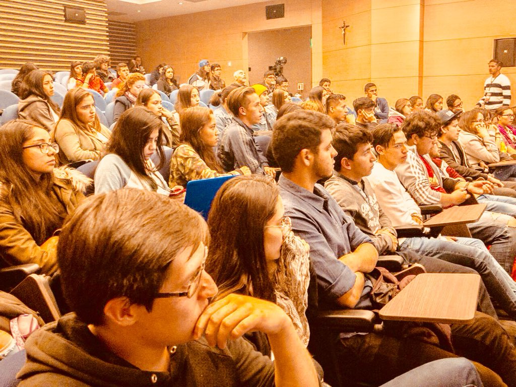silenciofusiles's tweet photo. Cuando un medio de comunicación censure injustamente un periodista debemos ser capaces de unirnos como redacción y decir “si se va el (ella) nos vamos todos”. Esa revolución tb es necesaria!! Conversando con estudiantes @unisabana en @FIA_fest https://t.co/SJzPnSi0XD