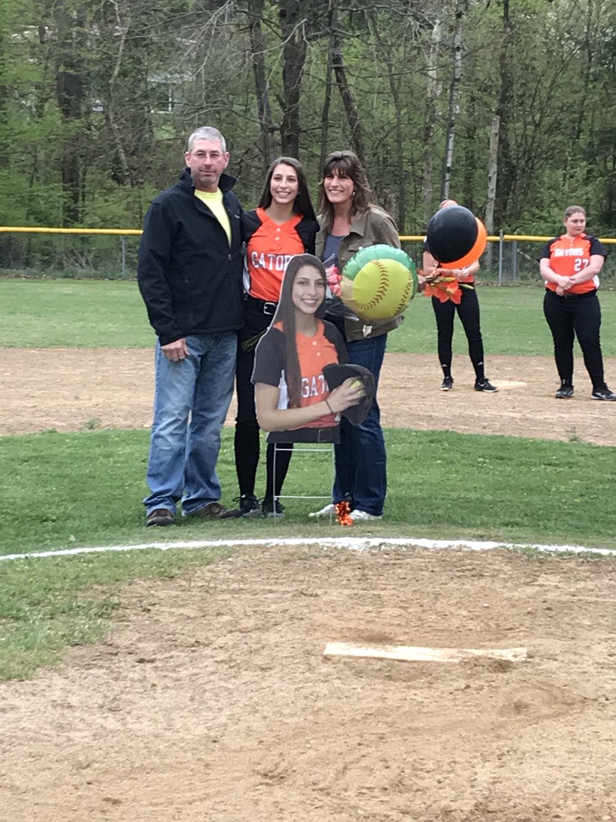PAHSsoftball17's tweet photo. Our seniors and their biggest fans ❤️ #momanddad https://t.co/GGmAGkHKik