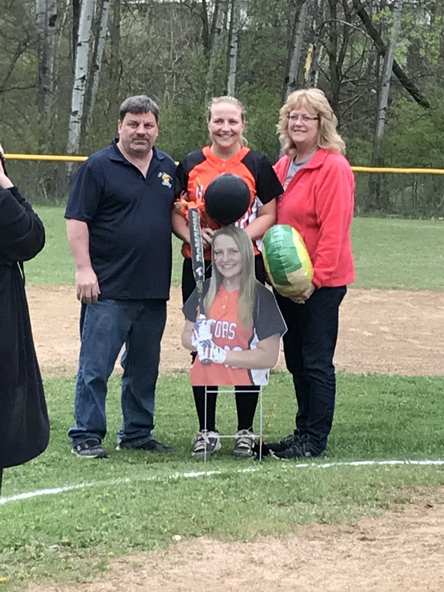 PAHSsoftball17's tweet photo. Our seniors and their biggest fans ❤️ #momanddad https://t.co/GGmAGkHKik
