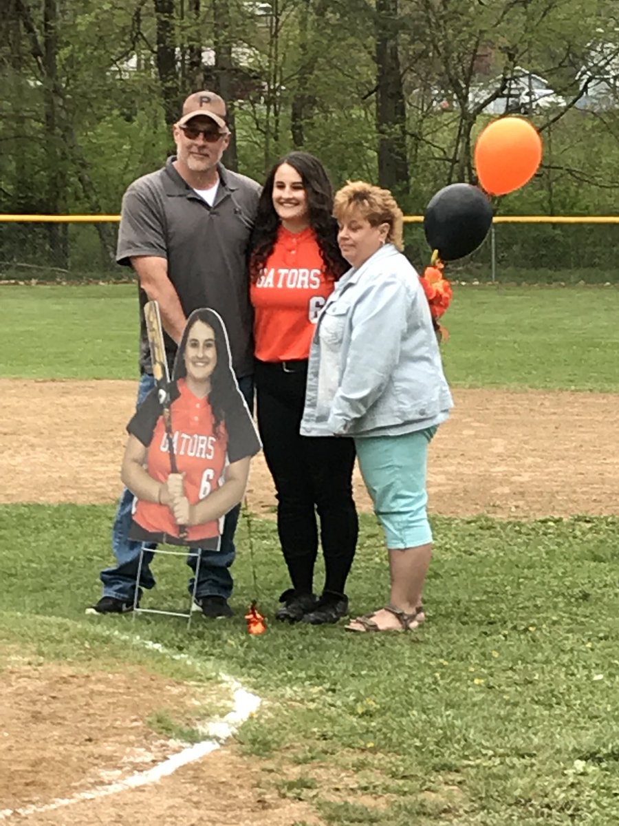 PAHSsoftball17's tweet photo. Our seniors and their biggest fans ❤️ #momanddad https://t.co/GGmAGkHKik