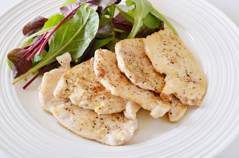 リュウジ 料理のおにいさんバズレシピ On Twitter 鶏むね肉は薄く叩いて小麦粉をはたいてサッと焼くだけでとても柔らかく美味しい鶏胸肉のスカロッピーネになるんです 特製のレモンバターソースをかければレストランにも負けない仕上がりに 超オススメな簡単イタリア