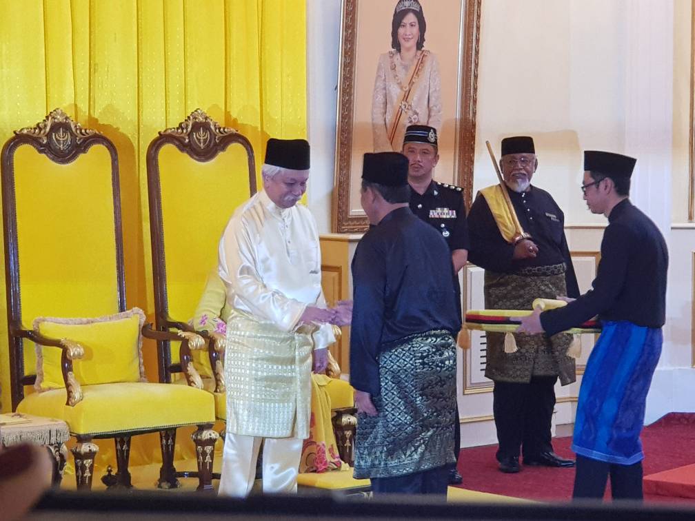 Seluruh warga <a href="/jkrkualapilah/">JKR Kuala Pilah</a> mengucapkan syabas dan setinggi tinggi tahniah kepada YAB Tuan Haji Aminuddin Bin Harun di atas perlantikan sebagai Menteri Besar Negeri Sembilan Darul Khusus.<a href="/JKRMalaysia/">JKR Malaysia</a> <a href="/saranidollah/">saranidollah</a> <a href="/RoslanMdTaha/">Roslan Md Taha</a> <a href="/JKRNS/">JKR Negeri Sembilan</a> <a href="/MDKP1/">M.D Kuala Pilah</a> @Selia_N9