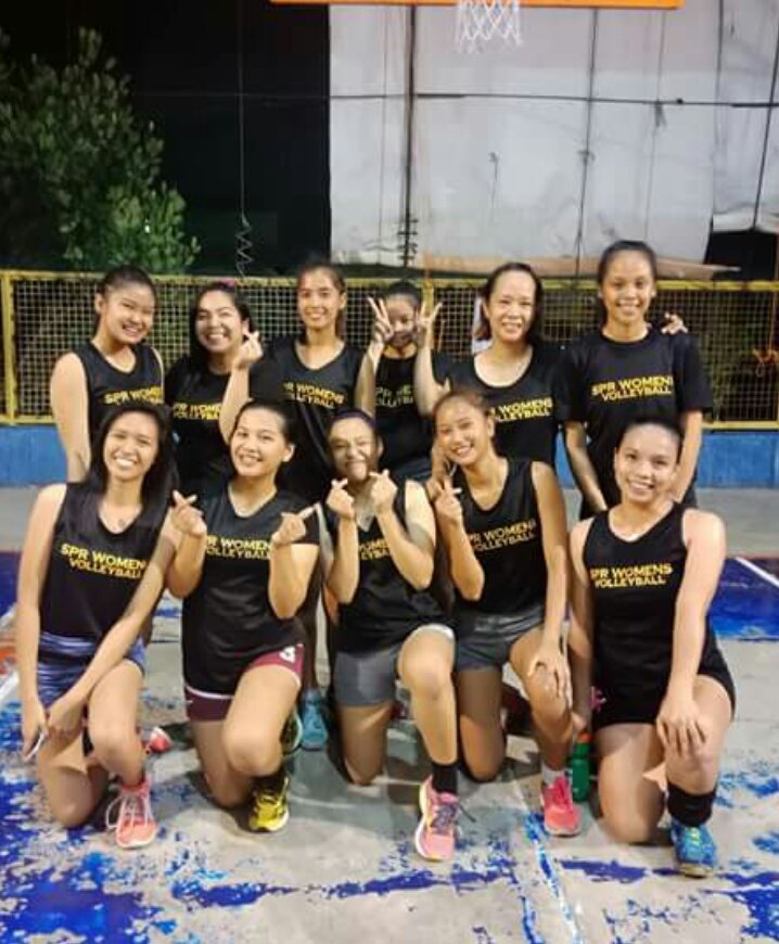 reginemralvarez's tweet photo. CHAMPIONSHIP NA MAMAYA!😍

**mukhang nakisingit lang ako sa pic 😂✌

#TeamSpr https://t.co/DBVfQ4PoZK