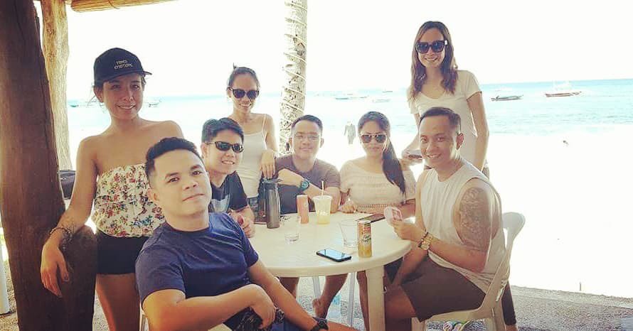 theleomahawan's tweet photo. Pasunog sa panit. 😂😂😂 beach is life but playing cards is lifer!!! https://t.co/fQLKoYTgaG