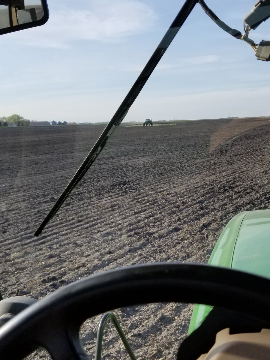 mnbeetfarmer's tweet photo. Digging in the pre emerge so we can get rolling on edibles #sonolan #4830deere #Plant18 #navybeans #agrimaxllc https://t.co/2JWJVtKUqC