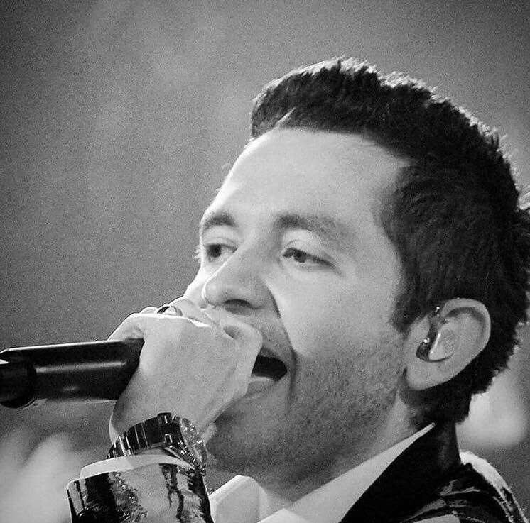 SOYGRUPERO's tweet photo. Fans de @memogarzaa ¿Cuál es el mejor piropo que le dirían al cantante en esta foto? @adictivaoficial https://t.co/4LsrCZ6y8e
