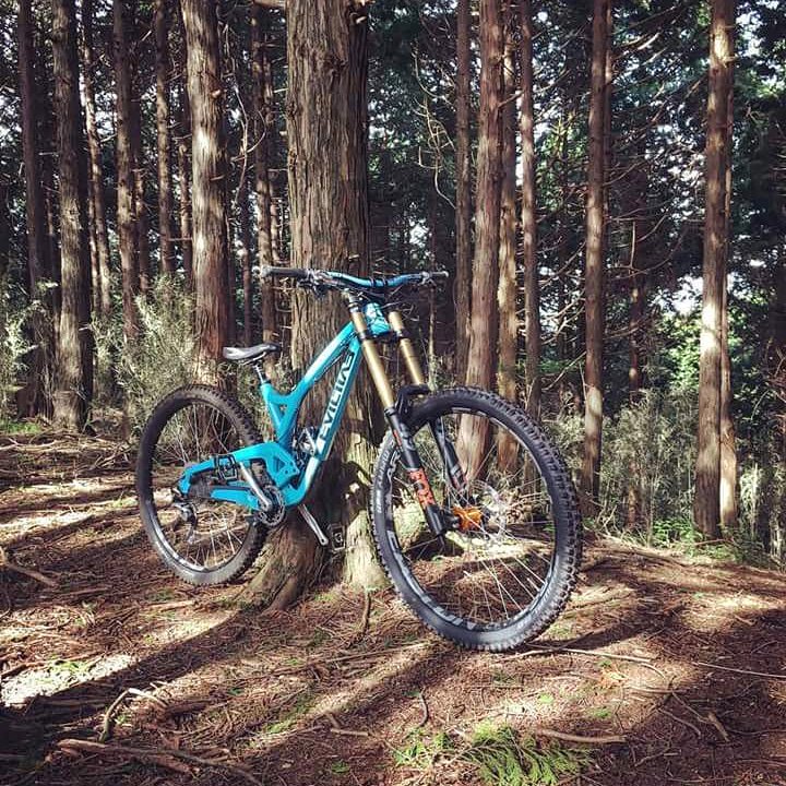 yurisyuki's tweet photo. 静岡県のバイシクルショップ ゲンノジさんとの合作！
日本で最初の29"ダブルクラウン仕様
Luke Strobel と同じ形を実現できました。
より攻められるハードコアなエンデューロバイク
#ゲンノジ
#yurisbuzz
#evilbikes
#foxfork
#enduromtb
#thewreckoning
#wreckoning https://t.co/6mhKh1vYMz
