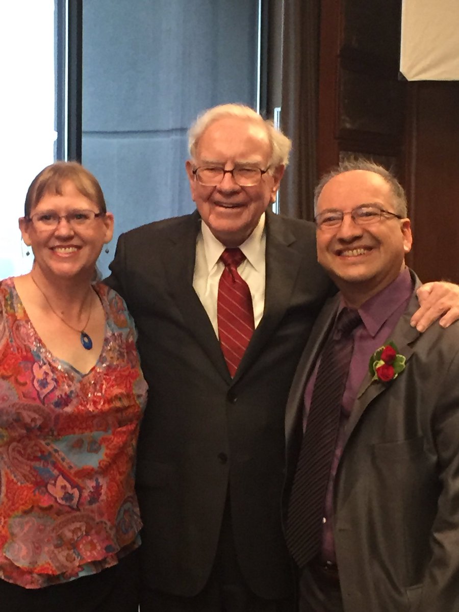 lannan_gayebhs's tweet photo. Hakan and his wife Teresa celebrating his Buffett award with Warren! Congrats Hakan. Burke is proud! https://t.co/1Heuw4Z5ZK
