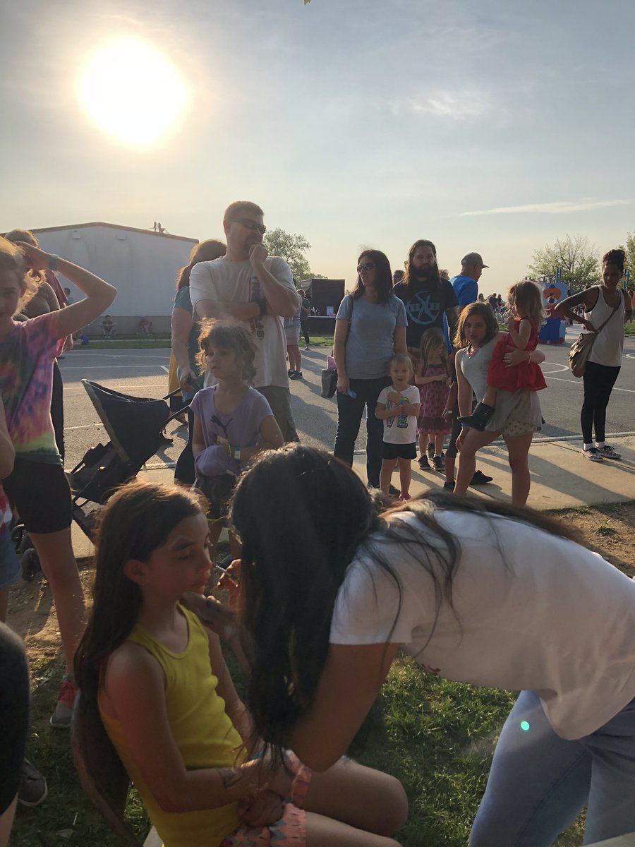 lhsnahs19's tweet image. spring fest face painting😁🎨