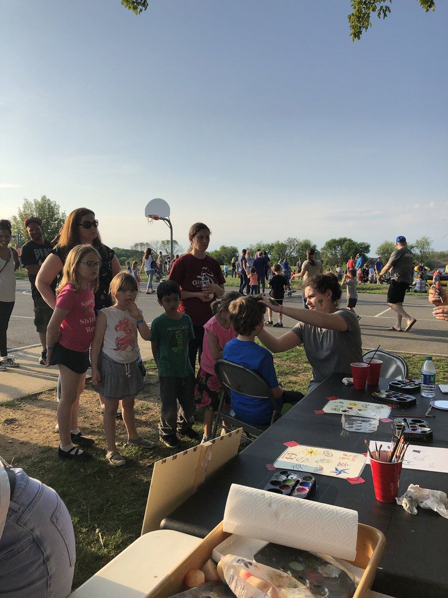 lhsnahs19's tweet image. spring fest face painting😁🎨