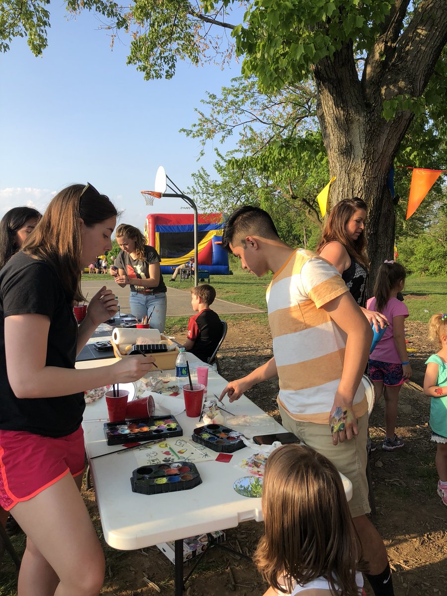 lhsnahs19's tweet image. spring fest face painting😁🎨