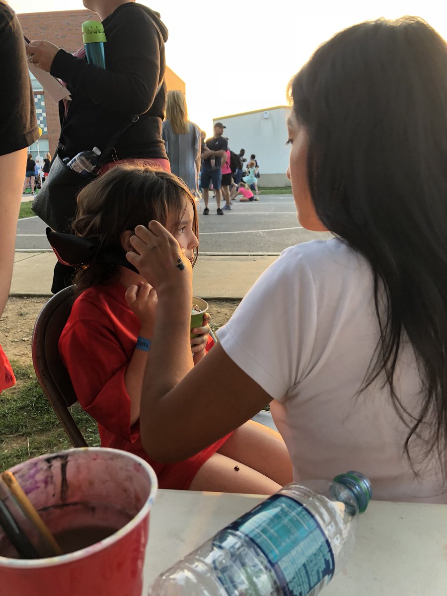 lhsnahs19's tweet image. spring fest face painting😁🎨