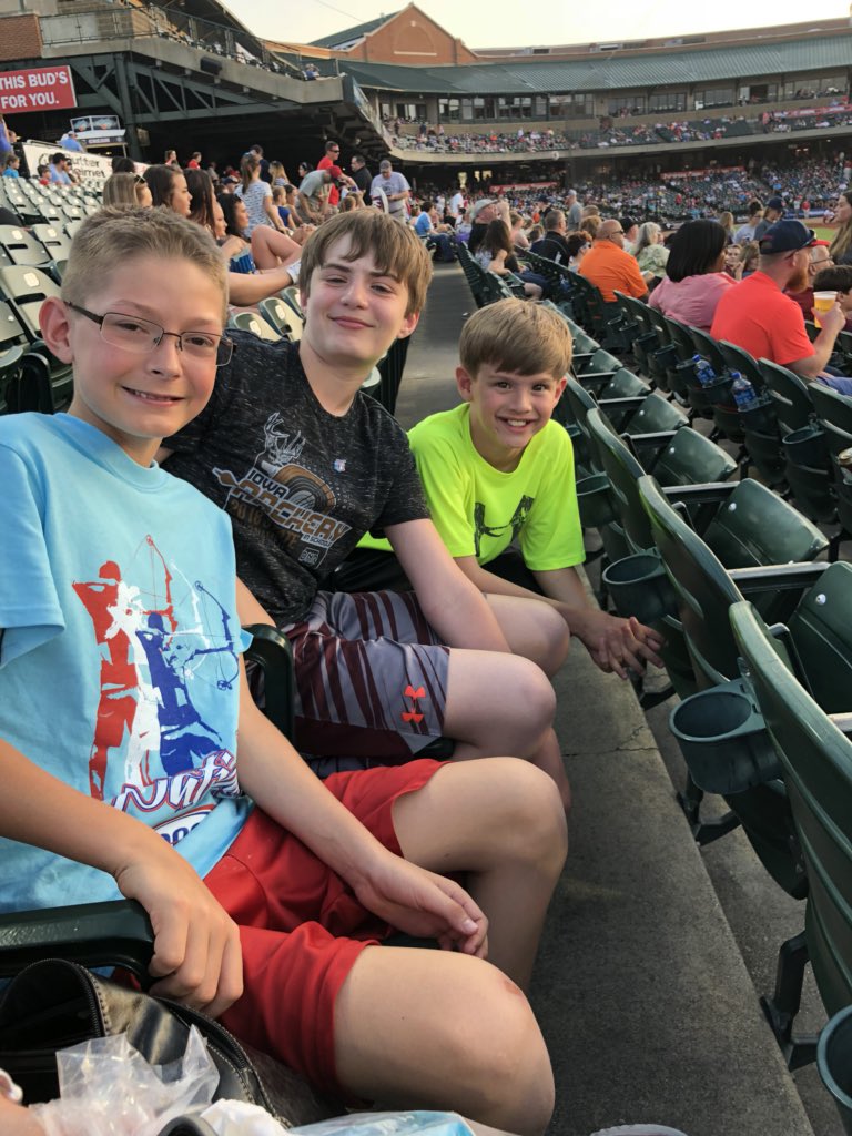 PaulusAmyR's tweet photo. Baseball buds! #batsbaseballl https://t.co/kNp43HCln4