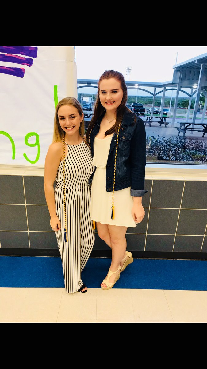 madisonryleigh_'s tweet photo. last yearbook banquet :( glad I’m surrounded by amazing people who make me a better person. Lots of love to y’all ❤️ https://t.co/63IUmtDn5Q