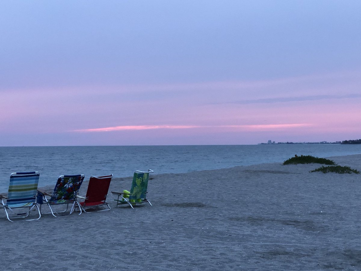 comfortsuitessk's tweet photo. TGIF from Turtle Beach! #sunset #Sarasotasunset #nofilter https://t.co/1dPqXMpSD2