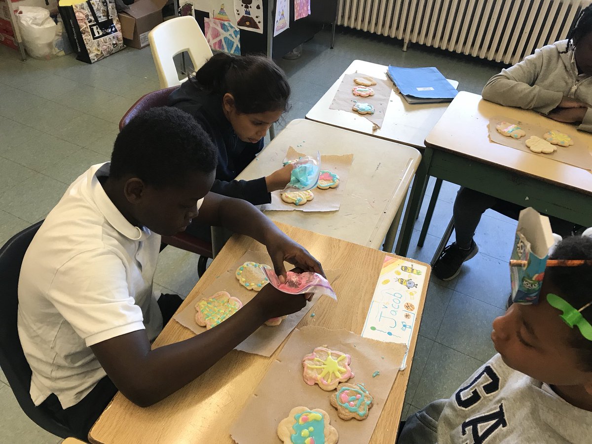 dreap31's tweet photo. Making our Mother’s Day cookies with the grade 4 class! @MrDAloisio @stbarbara_tcdsb #mathless #bakinglesson https://t.co/iCBKLbpQKA
