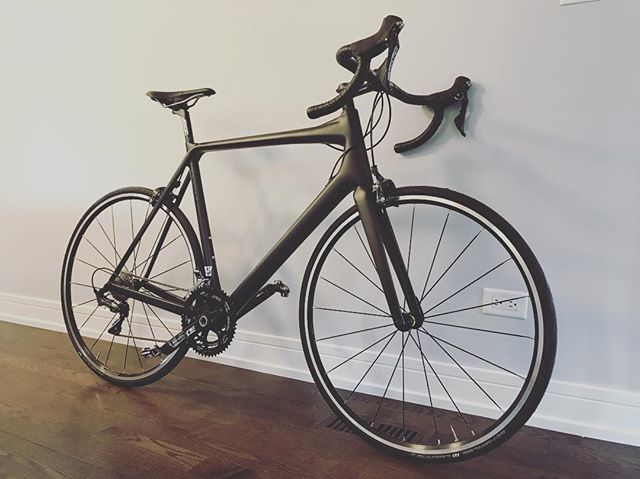 DanMouradian's tweet photo. So clean. So light. And so fucking fast. •
•
#hia #madeinamerica #arkansas #customroadbike #roadbike #bikelife #cycling #roadcycling #custom #1of1 #bespokebikes #bespoke #made #carbonfiber #soexcited #murderized #murderedout #allblackeverything #allb… https://t.co/i6dhcF4GNp https://t.co/KYJnnn9p9g